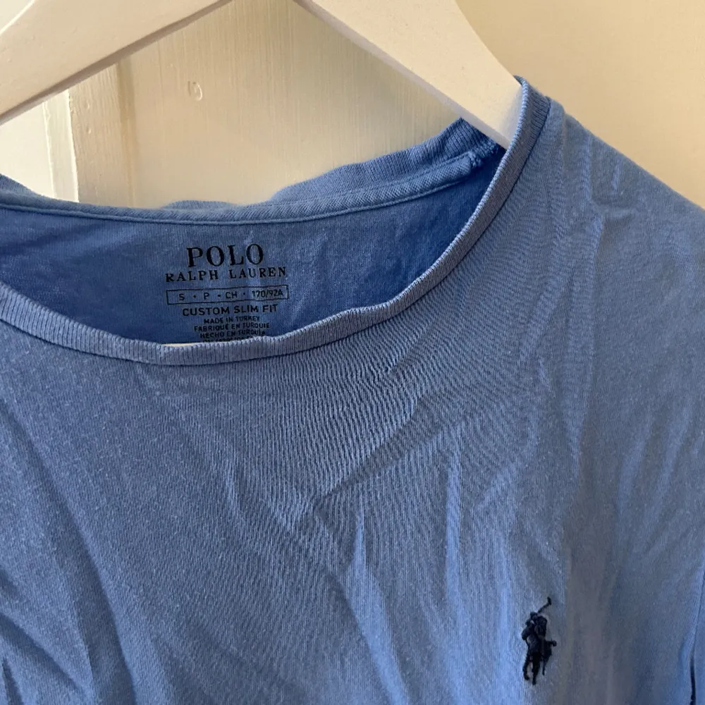 Super snygg blå Ralph lauren t shirt sparsamt använd. Skrynklig pga att den legat i gardroben länge. Nypris runt 650kr!. T-shirts.