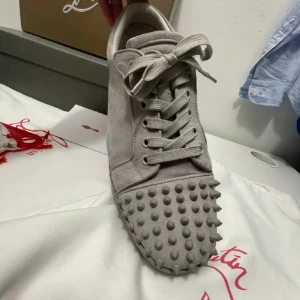 Loubs  - Loubs i storlek 43 sjukt bra skick 8/10 fick i julklapp säljer nu av anledningen att dem är lite för små ny pris 8000kr mitt pris 2850kr!