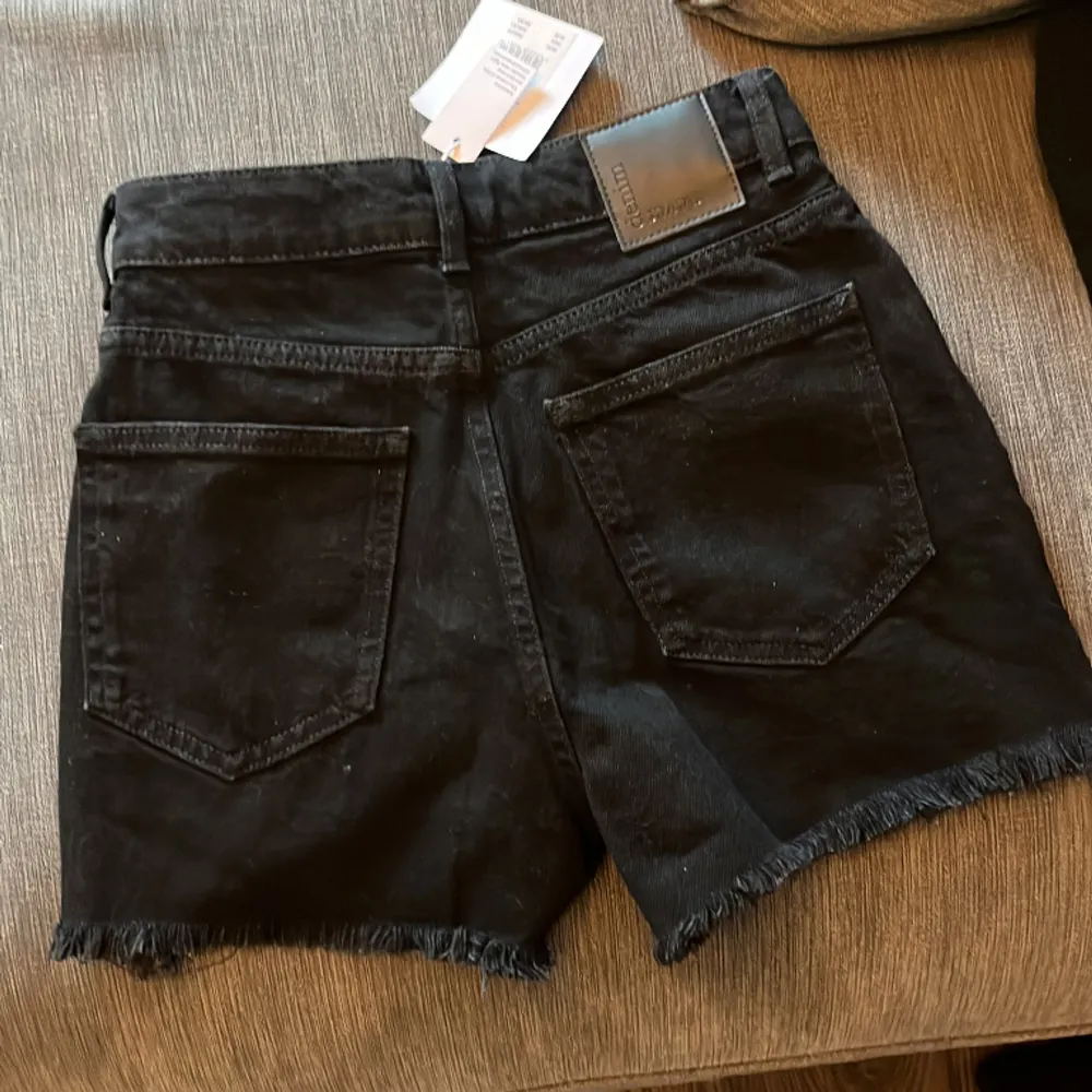 Mid-rise svarta jeansshorts ifrån BikBok Köptes för 400, säljer nu för 200 kan absolut diskuteras. Shorts.