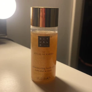 Rituals  - Body oil ifrån Rituals som jag endast tagit en liten skvätt ifrån som ni ser på bilden. Inget för mig så säljer den 