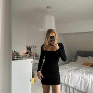 Svart Klänning - Svart ribbad klänning från NA-KD, endast använd en gång. Köparen står för frakten❤️