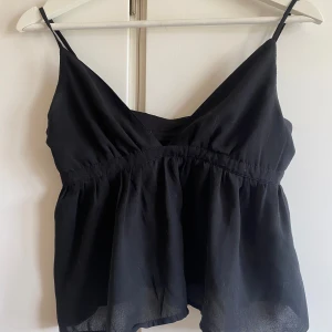 Volang topp - Super söt vår och sommar topp med volanger. Från bikbok storlek xs
