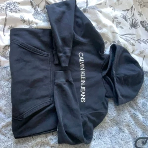 CalvinKlein hoodie - Använt men ändå bra skick. Storlek XS svart