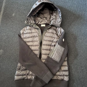 Moncler Cardigan - Näst intill helt ny Moncler Cardigan. Jag har använt den typ 2 gånger, men den har inga fel eller skador. Den är XL, men skulle också passa bra på L. NFC Scan funkar perfekt. Om du vill ha mer bilder eller om du har några frågor så hör av dig!