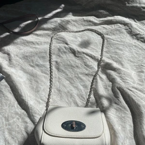 Liten vit väska - Liten vit väska, knappt använd i fint skick.