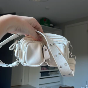 Mini bag - Liten väska från Gina som jag köpte för flera år sedan, använd 1 gång på en skolavslutning så i nytt skick. Vet inte va den kostade men säljer för 50kr