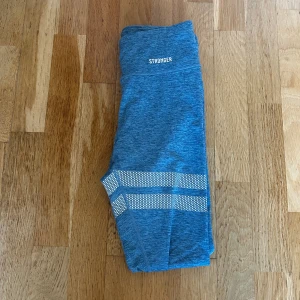 Stronger byxor blå - Ett par super snygga stronger träningstights i blå färg💗De är knappt andvända och i ett super fint skick💕 Skriv för mer frågor och bilder💗Jag säljer oxå ett par gråa och gröna💖