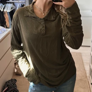 Filippa K tröja - Denna snygga tröja från Filippa K. Är killmodell men passar både tjejer och killar i modellen. 