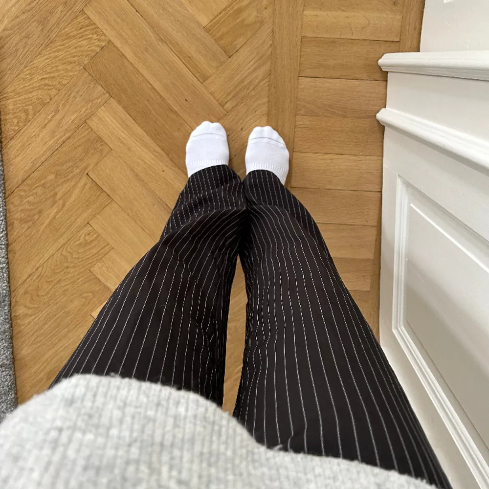 Jättefina och uppklädda svarta raka kostymbyxor med vita ränder ifrån NA-KD💕 Sitter superfint på kroppen och är i storlek 34💕 Jag är 173cm och de sitter perfekt i längden på mig💕. Jeans & Byxor.