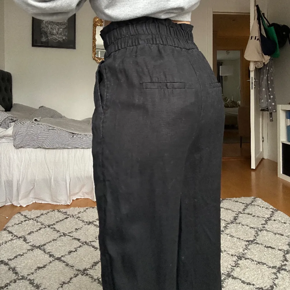 Aldrig använda, kan vikas så de blir lowwaisted🎀 är 163 cm . Jeans & Byxor.