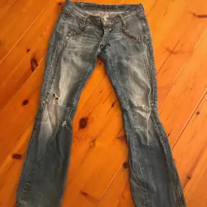 Säljer mina supersnygga utsvängda miss sixty jeans, innerbenslängden är ca 80 cm  Skriv privat för fler bilder