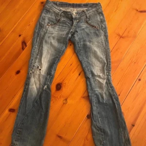 Lågmidjade miss sixty jeans - Säljer mina supersnygga utsvängda miss sixty jeans, innerbenslängden är ca 80 cm  Skriv privat för fler bilder