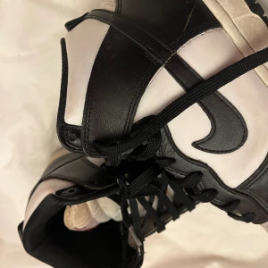 Jordan 1 köpte för 2500 - Storlek 40 men passar mig som har 38/39  Kan mötas i Stockholm 