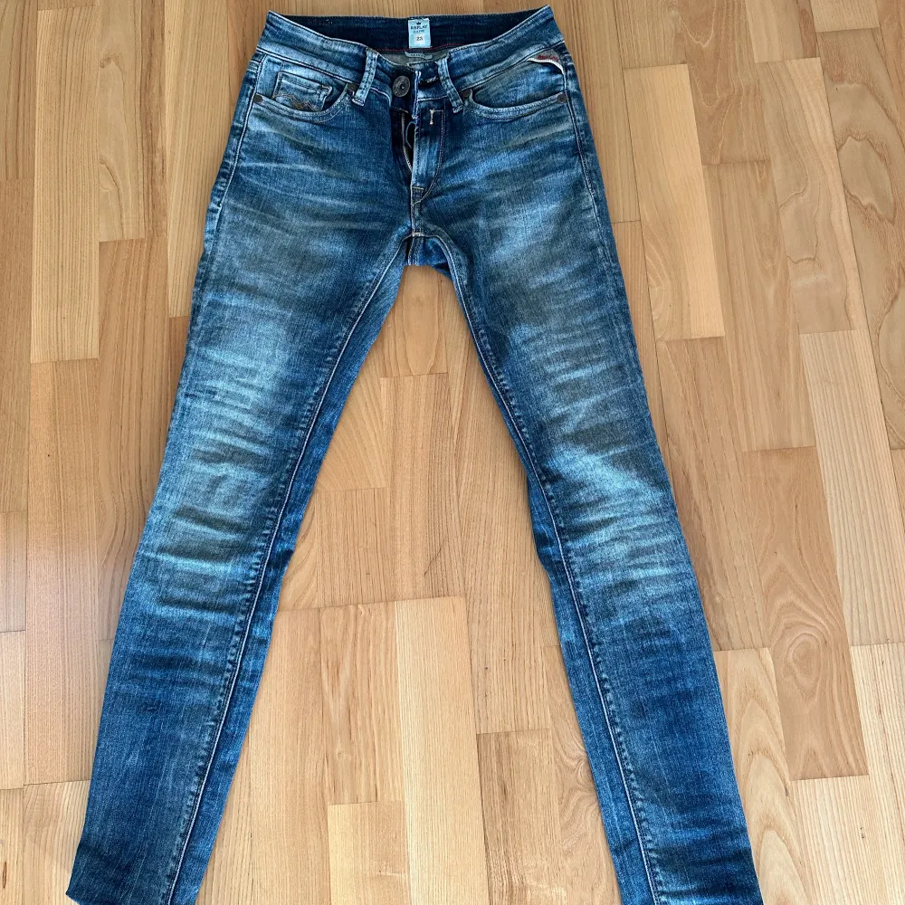 Knappt använda Replay jeans i storleken 23, skinny. Ordinarie pris 1800kr. Jeans & Byxor.