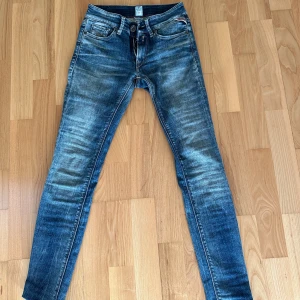 Replay skinny jeans - Knappt använda Replay jeans i storleken 23, skinny. Ordinarie pris 1800kr