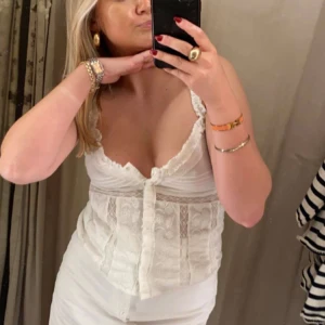 Vit topp med broderier - Söt topp från Zara! Använd fåtal gånger. 200+ frakt 