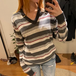 Randig långärmad - Så fin långärmad tröja som jag älskade förut men inte har på mig längre, den är från Bläck och är i storlek S (antar herrstorlek) men sitter jätte snyggt baggy på mig som vanligtvis har xs/s.
