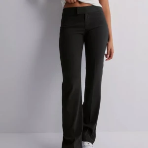 Low waist kostym byxor  - Jätte bra skick Säljer för de är förkorta  Slut online  Nypris 399kr