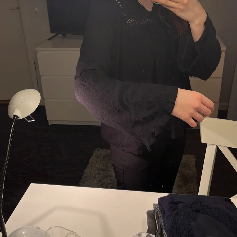 Säljer denna svarta blus som inte kommer till någon användning, Storlek S,Fina ditalier där bak på ryggen.Är i väldigt bra skick,Pris går att diskutera.. Puserot.