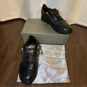 Giuseppe Zanotti  - TAR EMOT BYTEN. Säljer mina giuseppes nu. Kom med prisförslag. Använda fåtal gånger ( max 8 gånger ). Box och dustbag medföljer. Kontakta för mer info. Väldigt intresserad av Loubs, Philippe model, Golden goose, giuseppe zanotti men kom med förslag☺️