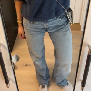 Lågmidjade jeans - (FÖRSTA BILDEN LÅNAD) Säljer dessa raka weekday jeansen som tyvärr inte kommer till användning💓