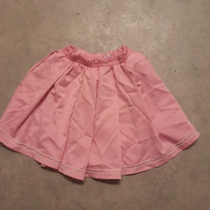 Rosa veckad kjol från kawaii - Storlek S/M