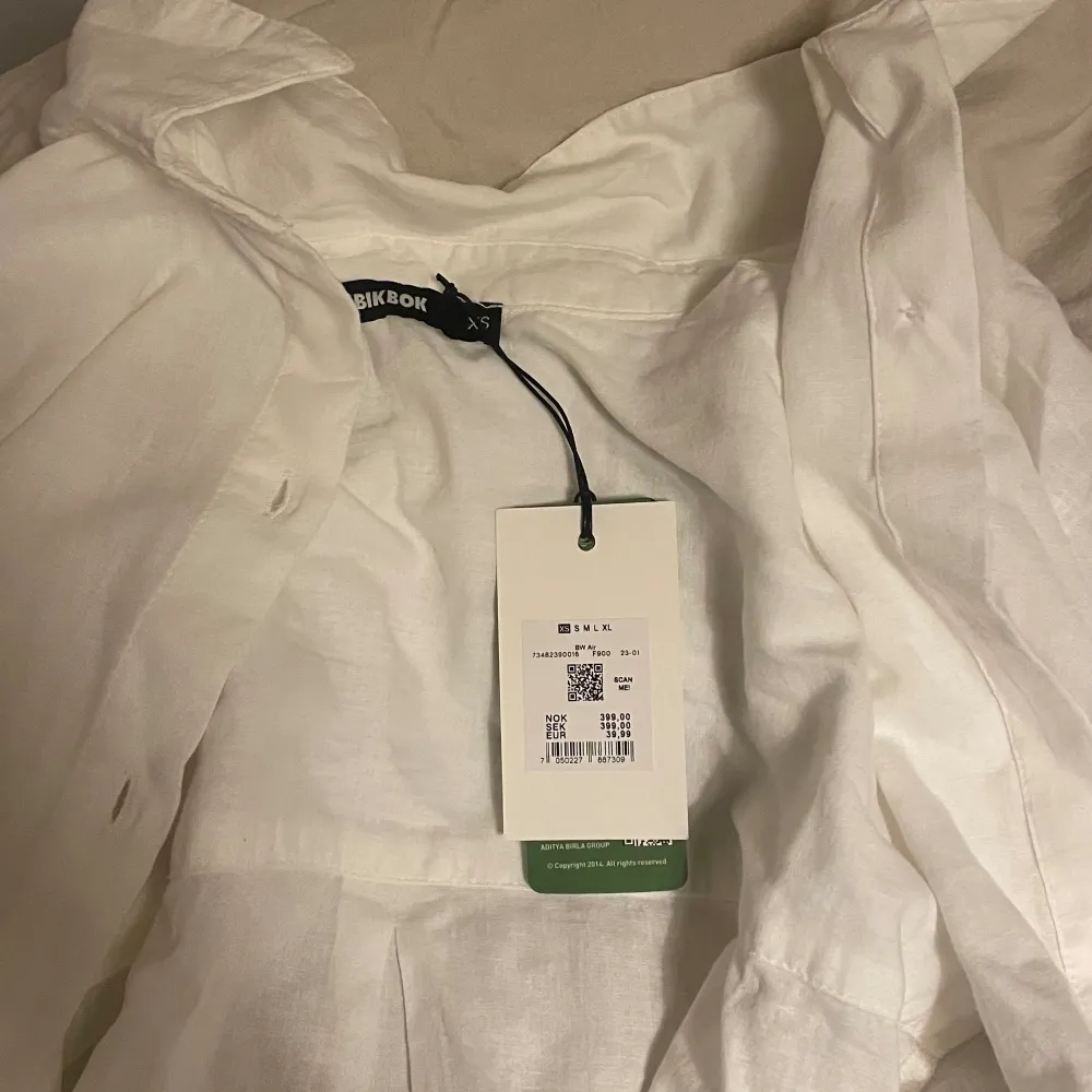 Säljer denna fina oversized linne skjorta från bikbok, oanvänd med lappen kvar💘💘nypris 399kr. Skjortor.