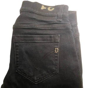 Dondup jeans - Sjukt snygga dondup byxor i den populära modellen George ⭐️Använda fåtal gånger. Skick 7/10 ‼️Priset går att diskutera. Hör av dig ifall du har fler frågor. Mvh Elliot 👌🏻