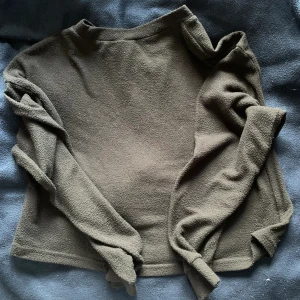 Svart kortare tröja  - Svart kortare tröja ifrån hm  Är nopprig, men det går att tas bort Inga hål eller fläckar Pris kan diskuteras  💕💕💕