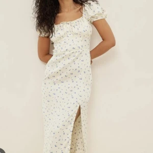 Sommar klänning - Säljer denna fina klänning från Sanna jörnviks kollektion med NAKD. Endast använd 1 gång