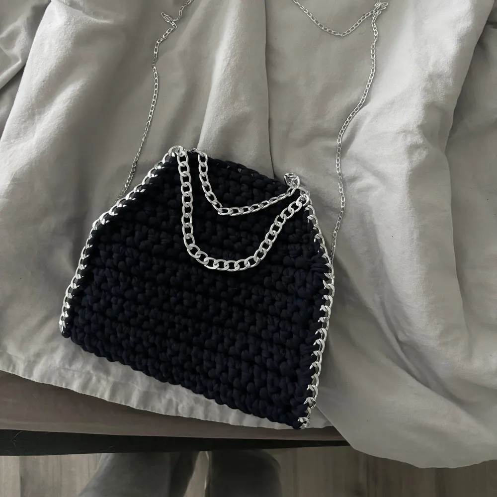 Stella McCartney liknande väska jag virkat själv Marinblå med silvriga kedjor. Väskor.