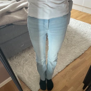Ljus blå Jeans - Säljer dessa jättesköna high waist jeans från Kappahl, använd fåtal gånger men fortfarande i jätte bra skick. Säljer pga att dom är för små, jag är 160💕