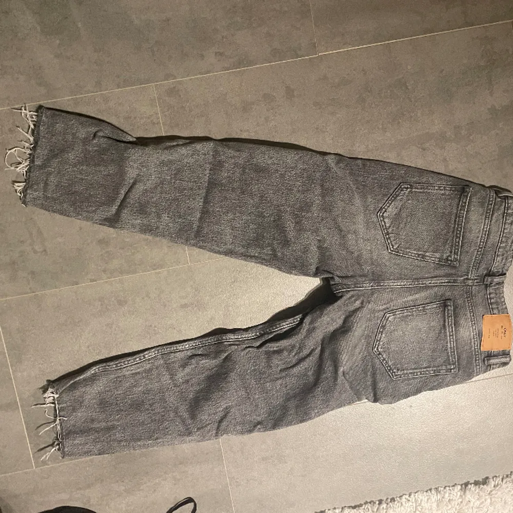 Snygga grå jeans från only med fransar som tyvärr inte passar mig💞 strl 28/30 men skulle säga att de är lite mindre och kortare!. Jeans & Byxor.