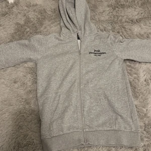 Peak performance kofta i grå  - En peak performance tröja som är för liten för mig, bra skick