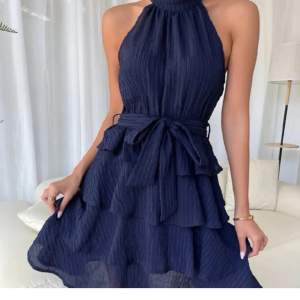 Volang klänning marinblå aldrig använd 200kr, storlek S