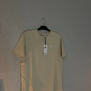 Fila T-shirt - Helt ny T-shirt från Fila då jag har ont kunnat lämna tillbaka pågrund av returtiden har passerat,  Ny pris 399 kr Har en i M, en i L