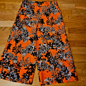 Höstbyxor  - Höstbyxor. Fint märke. Kan ej stava. St 38. Passar mer st 36 eller st 34. 50kr. Ej frakt. Möts vid gbg. Ljungby. Kungsbacka. Malmö. Skärp är med.