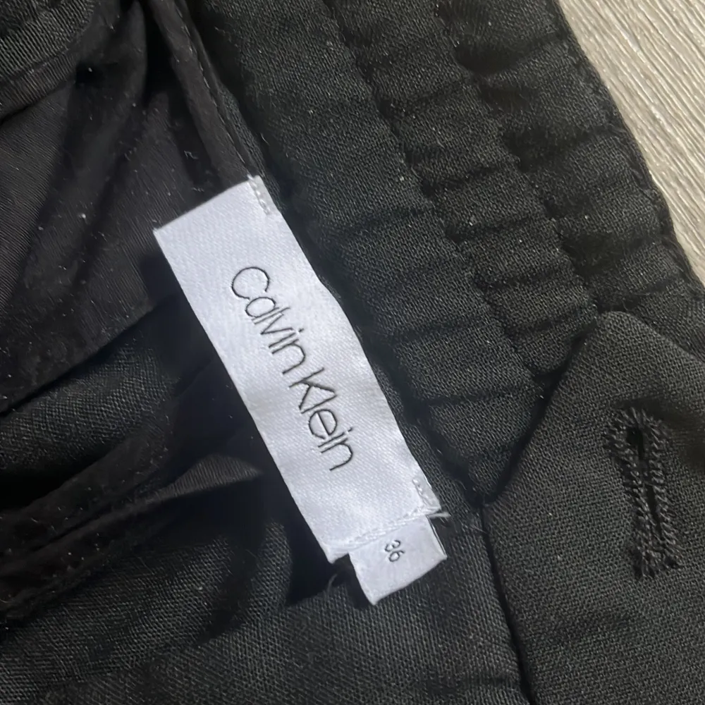 säljer mina svarta ankellånga kostym byxor ifrån Calvin Klein i storlek 36. mycket fint skick. Jeans & Byxor.