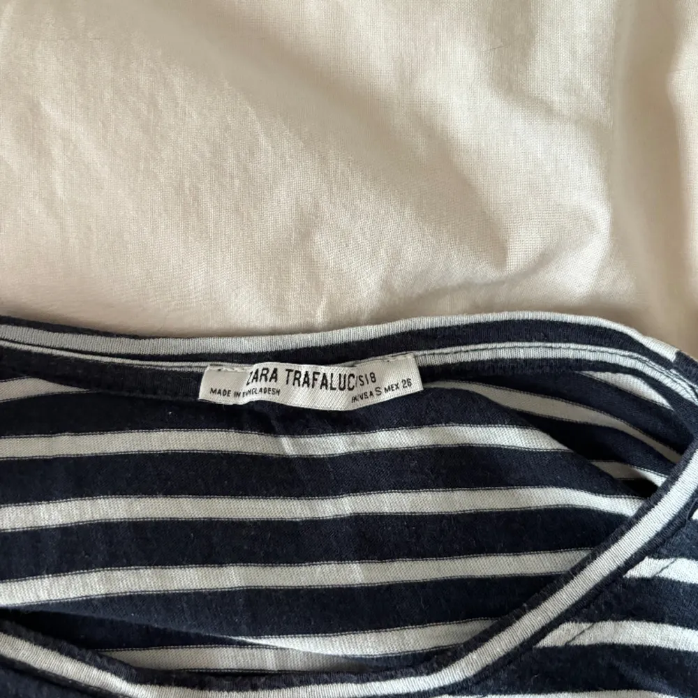 Mörkblå och vit randig t-shirt från Zara i storlek S. Knappt använd så i superfint skick🫶. T-shirts.