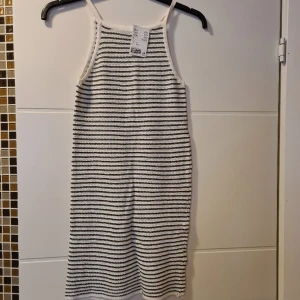 Tjej klänning , storlek 152 - Oanvänd  klänning med prislapp på, från HM , Passar tjejer från 11 till 12 år.