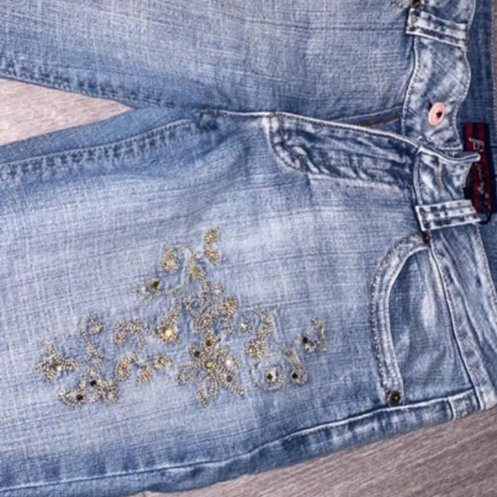 Skitsnygga lågmidjade jeans (se bild 3), köpta second hand. De är 00s style/y2k på modellen och detaljerna. Är som oanvända och bra material. Säljer pga dom är för korta. Skulle rekommendera att vara ca 160cm kanske.. Jeans & Byxor.