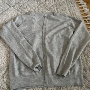 Grå kofta  - En grå kofta från primark i storlek s. Jag har andvänt denna kofta ca 3 gånger och tycker att meterialet är väldigt skönt men den är tyvärr för stor för mig.