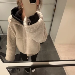 Teddy Jacka  - En jättefin Teddy jacka i väldigt bra skick💛