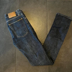 Nudie jeans - - Märke: Nudie Jeans - Modell: High Kai - Färg: mörkblåa  - Storlek: W28 L34 - Skick: ser bra ut och har inga synliga defekter 9/10   Nypris: 1200 Pris: 450kr Skriv om ni är intresserade eller har frågor!!