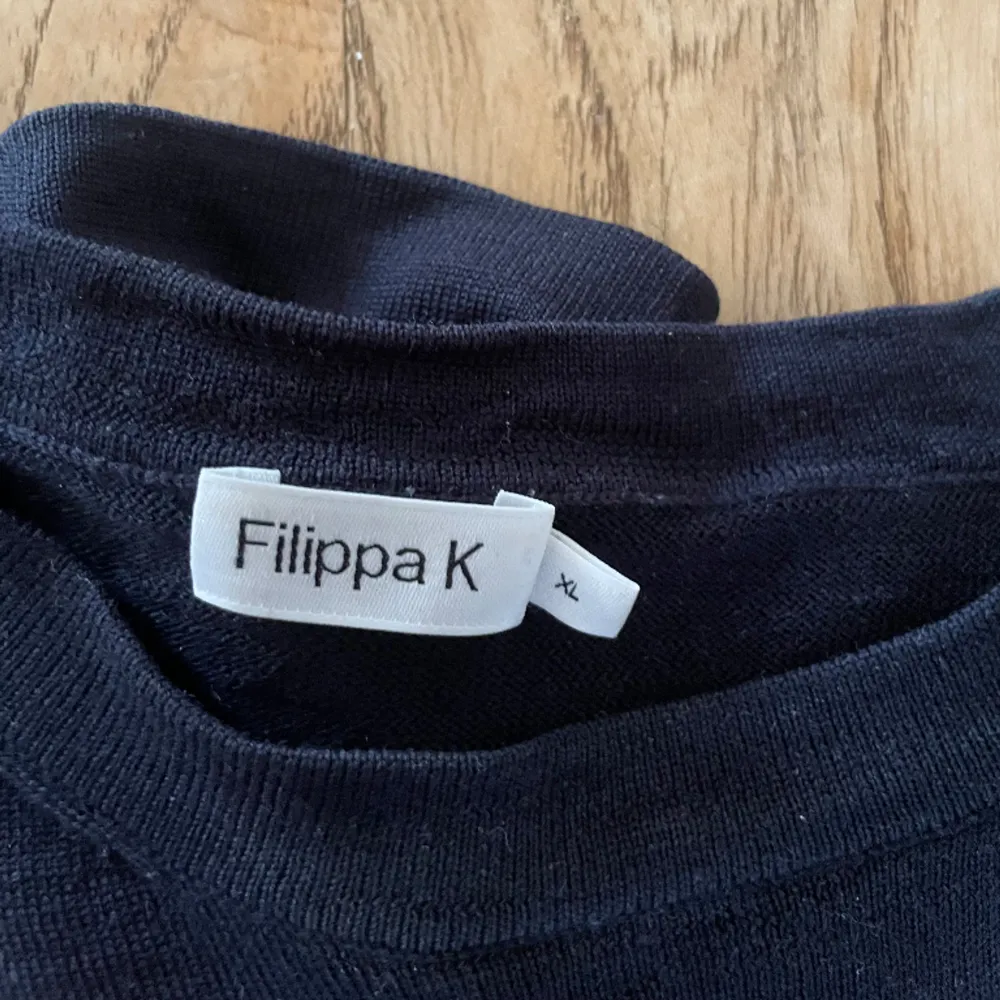 Snygg tröja från Filippa K i 100% merinoull. Storleken är XL men sitter snarare som L eller stort M. Nypris: 1700. Modellen är 194 och väger 80kg. Skick 9/10. Tröjor & Koftor.