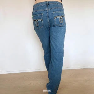Lågmidjade Vintage Bootcut Jeans  - Mer info och möjlighet att köpa plagget finns på vår hemsida 😊  MODELL: Lågmidjade & Bootcut. FÄRG: Blå. STORLEK: 40 enligt lapp.  MIDJA RAKT ÖVER: 41 cm. MIDJEHÖJD: 23,5 cm.