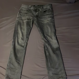 Replay jeans  - Tjena säljer nu mina riktigt feta replay jeans, jeansen är i nyskick och har inga hål eller något sånt, skriv gärna om ni har några mer frågor elller funderingar! 😀 ny pris på dom här ligger runt 1700. 