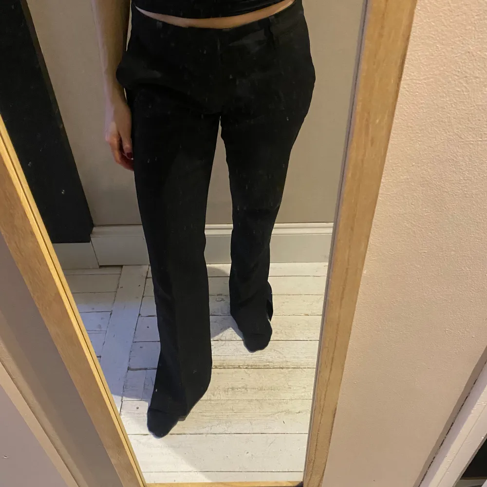 Svarta kostymbyxor från Bikbok storlek 38 (men eftersom de är lågmidjad har de passat mig som är mellan storlek 34/36 jättebra). Säljes då den tyvärr inte använda längre☺️. Jeans & Byxor.