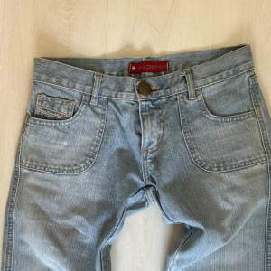 Såå snygga jeans!! Säljer då dom är för små, skulle säga att dom passar S/M, W26, W27 och W28