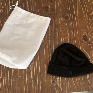 Helt ny ralph Loren mössa - Jag säljer min nya Ralph Loren mössa eftersom den inte passade mig så bra, skick 10/10. Man får även med en påse till den hör av er vid minsta fundering! Pris kan diskuteras 